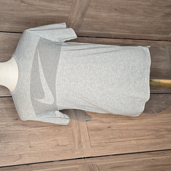 Nike Men's Gray T-Shirt - Picture 2 of 5